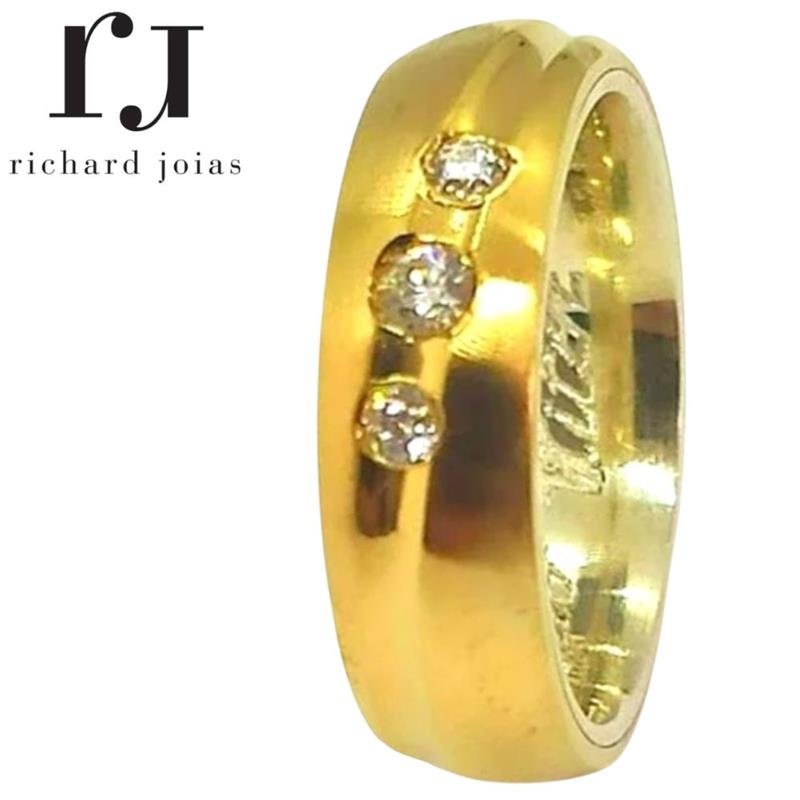 ALIANÇA DE MOEDA C/FORRO DE PRATA 6,0MM ANTÔMICA ABAULAD 01 FRISO TORCIDO E 03 PEDRAS