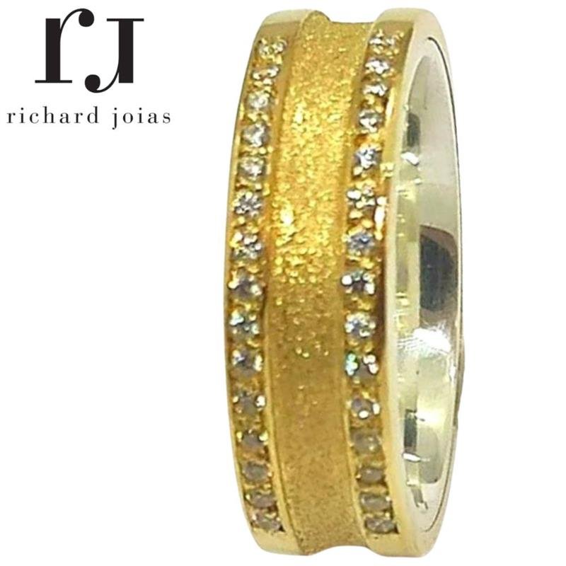 ALIANÇA DE MOEDA C/FORRO DE PRATA 6,0MM ANATÔMICA QUADRADA DIAMANTADA CENTRO REBAIXADO E 30 PEDRAS