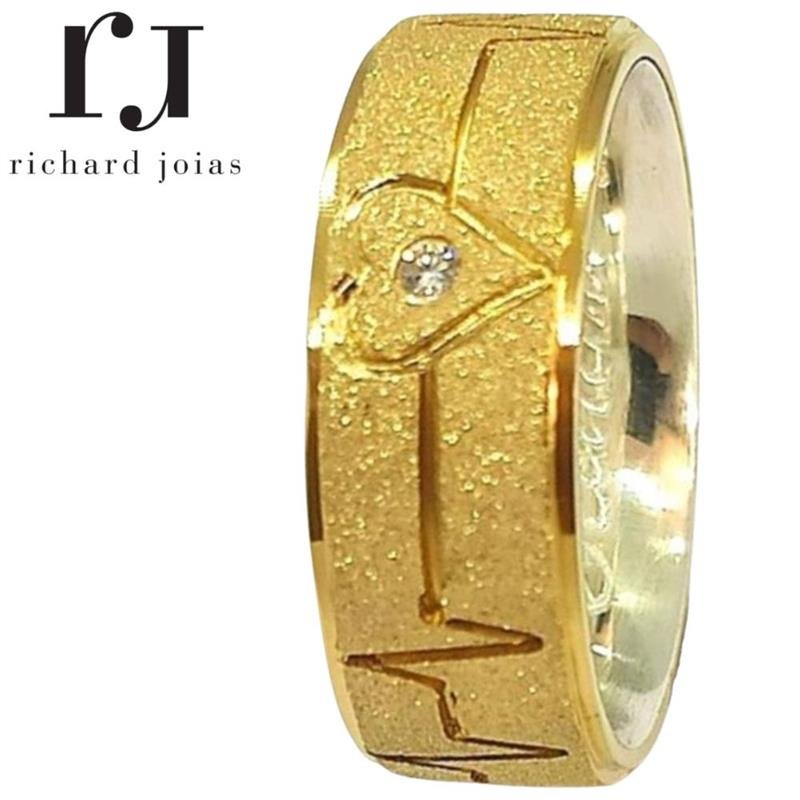 ALIANÇA DE MOEDA C/FORRO DE PRATA 8,0MM ANATÔMICA QUADRADA DIAMANTADA CORAÇÃO BATIMENTOS LATERAL REBAIXADA E 01 PEDRA