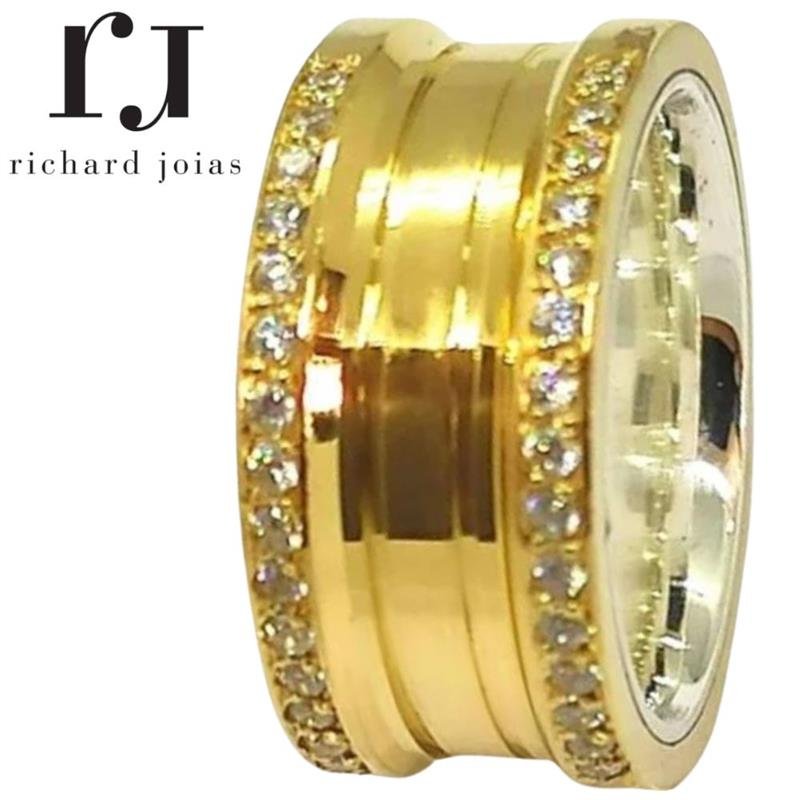 ALIANÇA DE MOEDA C/FORRO DE PRATA 9,0MM ANATÔMICA QUADRADA CENTRO REBAIXADO CHANFRADO 02 FRISO 0,50 E 30 PEDRAS