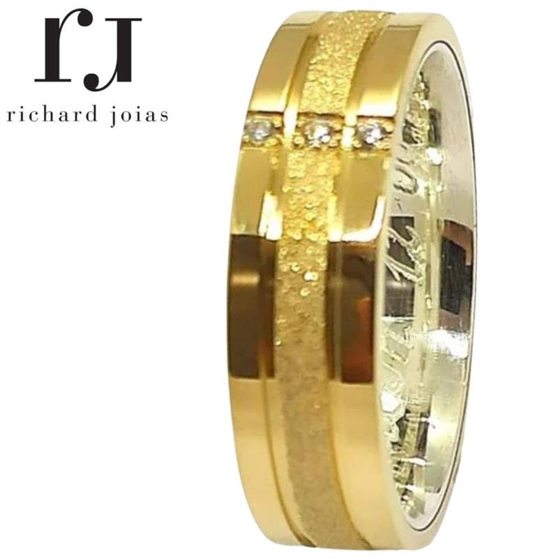 ALIANÇA DE MOEDA C/FORRO DE PRATA 6,0MM ANATÔMICA QUADRADA CENTRO DIAMANTADO 02 FRISO 0,50 E 03 PEDRAS