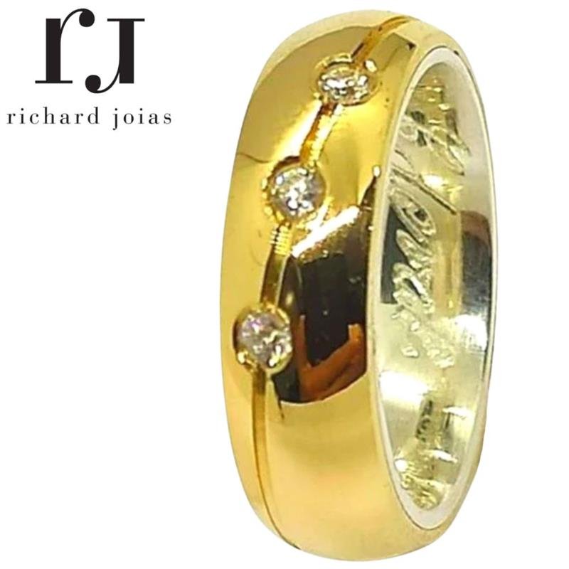 ALIANÇA DE MOEDA C/FORRO DE PRATA 8,0MM ANATÔMICA ABAULADA 01 FRISO TORCIDO E 03 PEDRAS