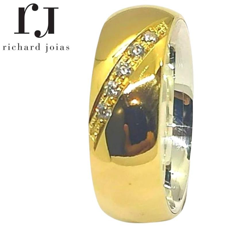 ALIANÇA DE MOEDA C/FORRO DE PRATA 8,0MM ANTATÔMICA ABAULADA E 05 PEDRAS DIAGONAL