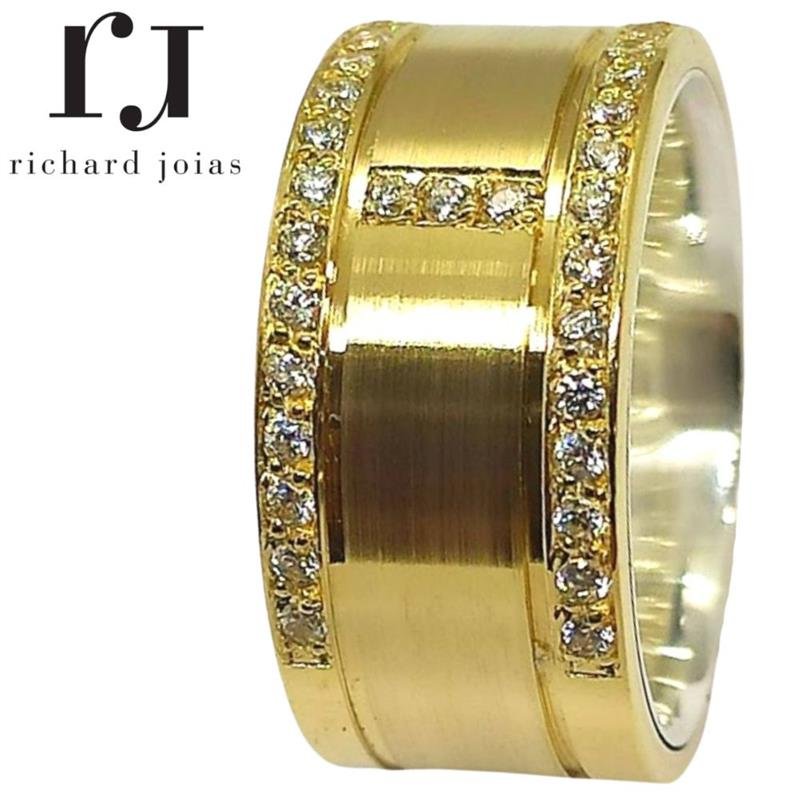 ALIANÇA DE MOEDA C/FORRO DE PRATA 10MM ANATÔMICA QUADRADA CENTRO FOSCO 02 FRISOS DE 0,50 E 33 PEDRAS