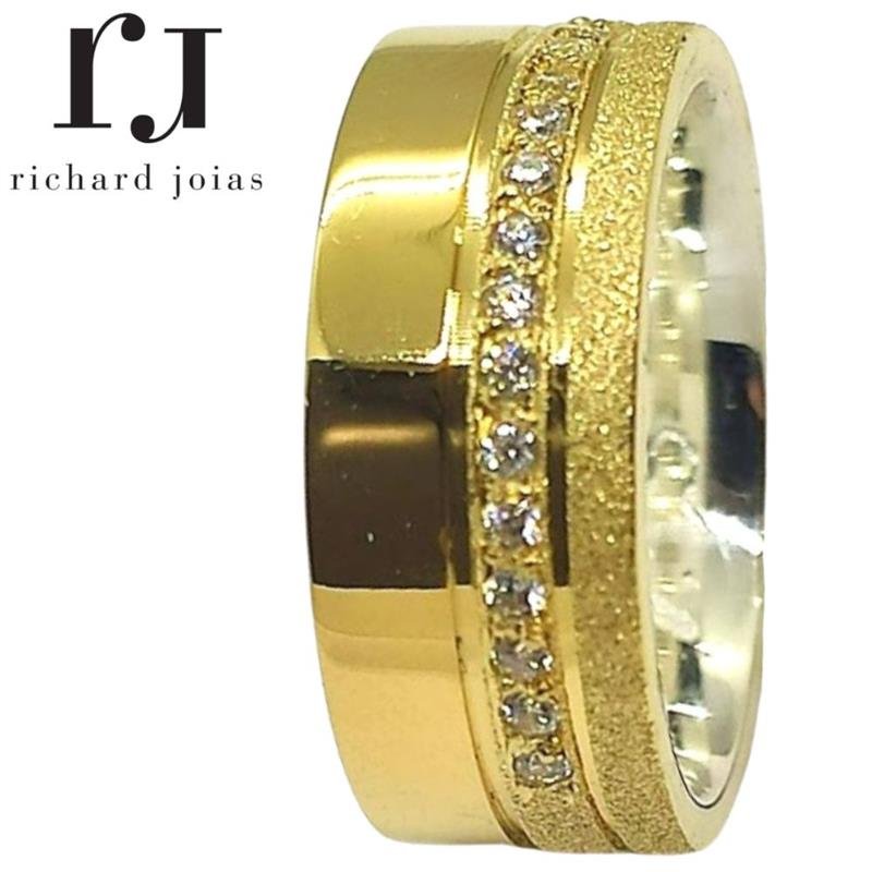 ALIANÇA DE MOEDA C/FORRO DE PRATA 8MM ANATÔMICA QUADRADA DIAMANTADA 02 FRISO 0,50 E 15 PEDRAS