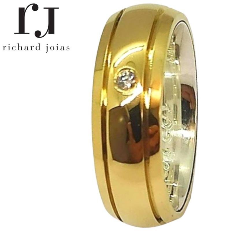 ALIANÇA DE MOEDA C/FORRO DE PRATA 5,0MM ANATÔMICA ABAULADA 02 FRISO 0,50 E 01 PEDRA