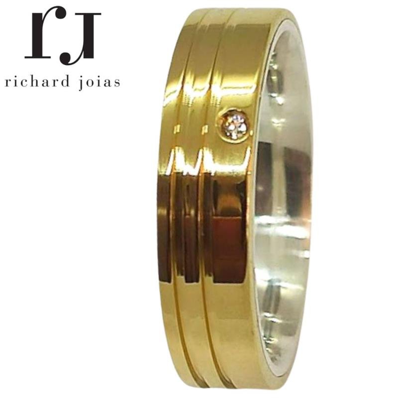 ALIANÇA DE MOEDA C/FORRO DE PRATA 5,0MM ANATÔMICA QUADRADA 02 FRISO 0,50E 01 PEDRA