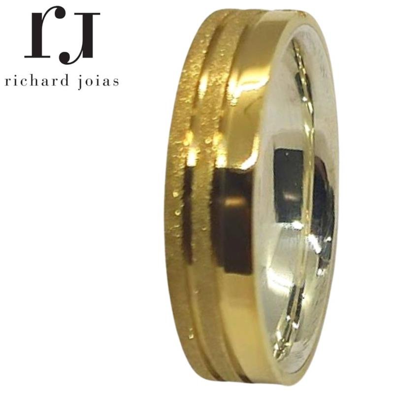 ALIANÇA DE MOEDA C/FORRO DE PRATA 5,0MM ANATÔMICA QUADRADA DIAMANTADA E 02 FRISO LATERAL 0,50