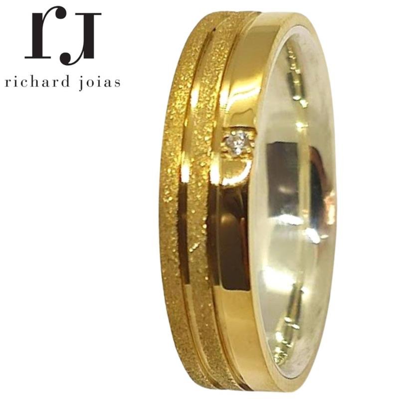 ALIANÇA DE MOEDA C/FORRO DE PRATA 5,0MM ANATÔMICA QUADRADA DIAMANTA 02 FRISO LATERAL 0,50 E 01 PEDRA