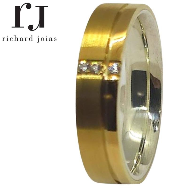 ALIANÇA DE MOEDA C/FORRO DE PRATA 5,0MM ANATÔMICA QUADRADA LATERAL FOSCA 01 FRISO 0,50 E 03 PEDRAS