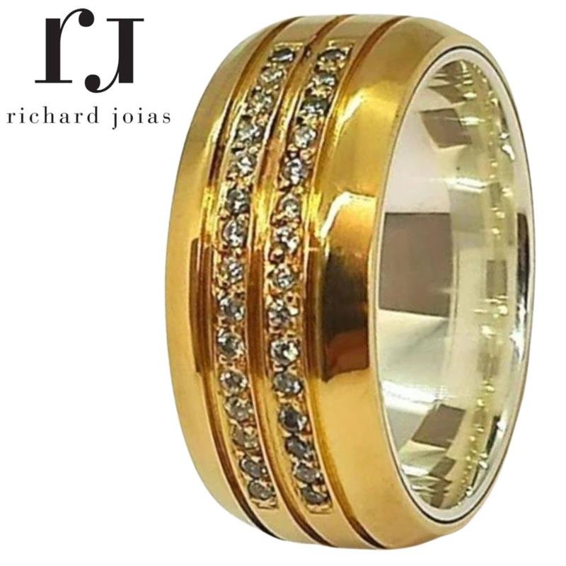 ALIANÇA DE MOEDA C/FORRO DE PRATA 10MM ANATÔMICA ABAULADA 03 FRISOS DE 0,50 E 30 PEDRAS