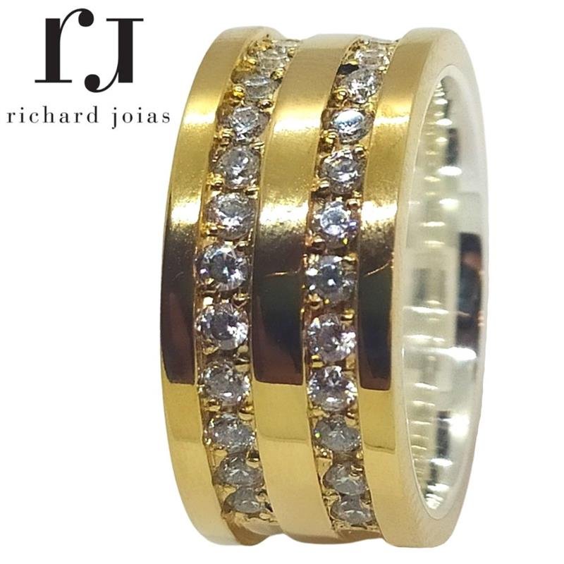 ALIANÇA DE MOEDA C/FORRO DE PRATA 9,0MM ANATÔMICA QUADRADA CENTRO CHANFRADO REBAIXADO 02 FRISOS 0,50 E 24 PEDRAS