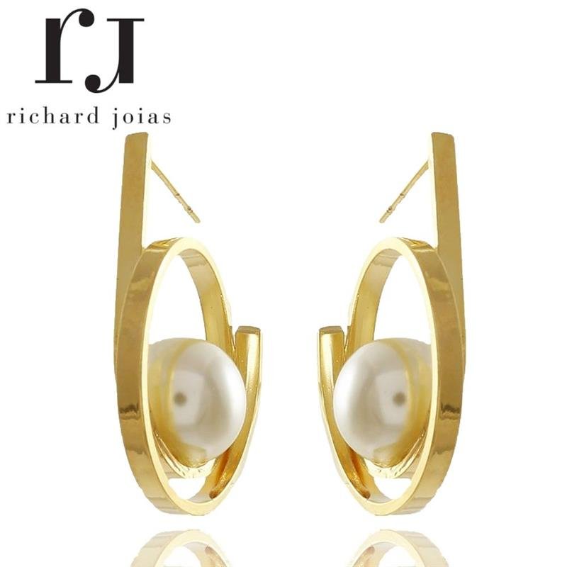 BRINCO FOLHEADO A OURO MEIA ARGOLA COM PÉROLA