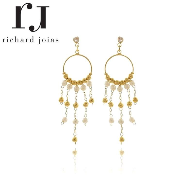 BRINCO FOLHEADO A OURO LONGO COM BOLINHAS LISAS E MICRO PÉROLAS