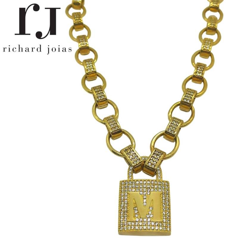 CORRENTE DE MOEDA 45CM C/ PINGENTE DE CADEADO LETRA M 2,5 X 4,0 E ELO 1,5 X 2,8 DE PEDRAS
