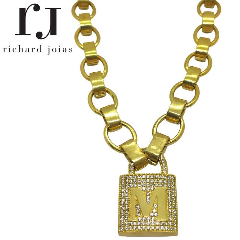 CORRENTE DE MOEDA 45CM C/ PINGENTE DE CADEADO LETRA M 2,5 X 4,0 E ELO 1,5 X 2,8 LISO