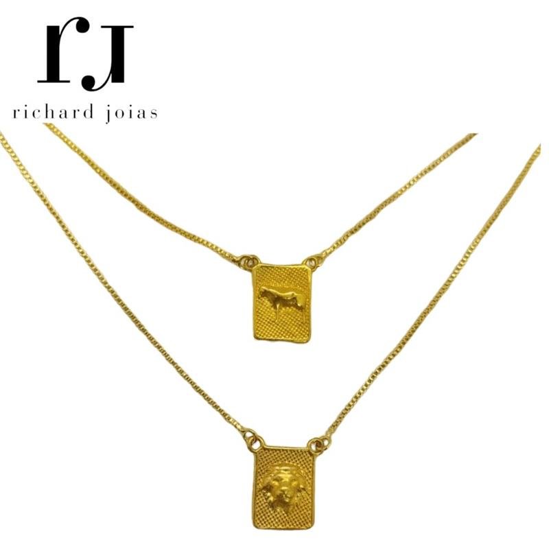 ESCAPULÁRIO DE MOEDA CORDEIRO DE DEUS QUADRADO C/ CORRENTE VENEZIANA FOLHEADA A OURO 60CM